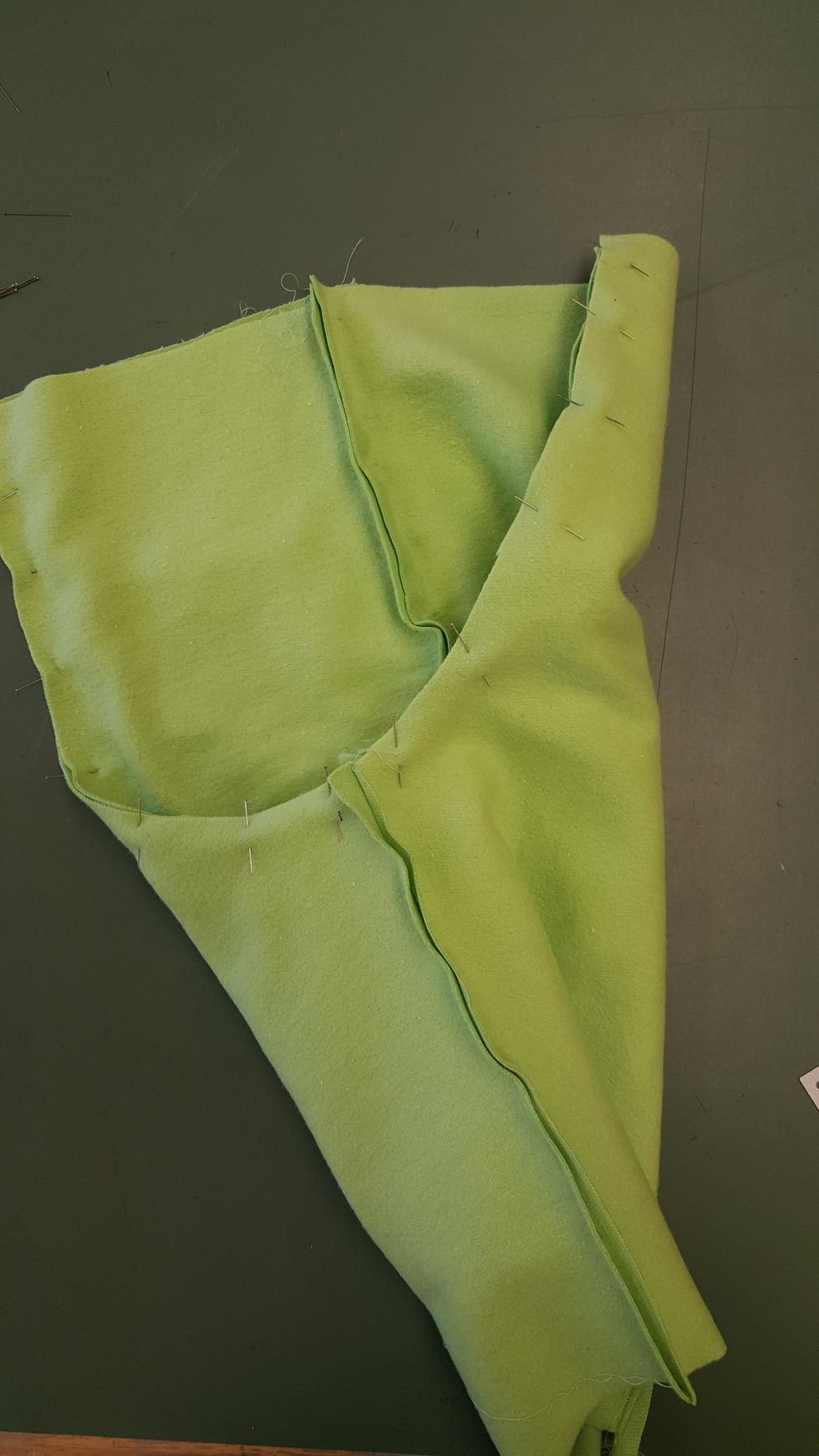 N\u00e5la grens\u00f6mmen (det kommer se ut som ett U). Sy den n\u00e5lade s\u00f6mmen