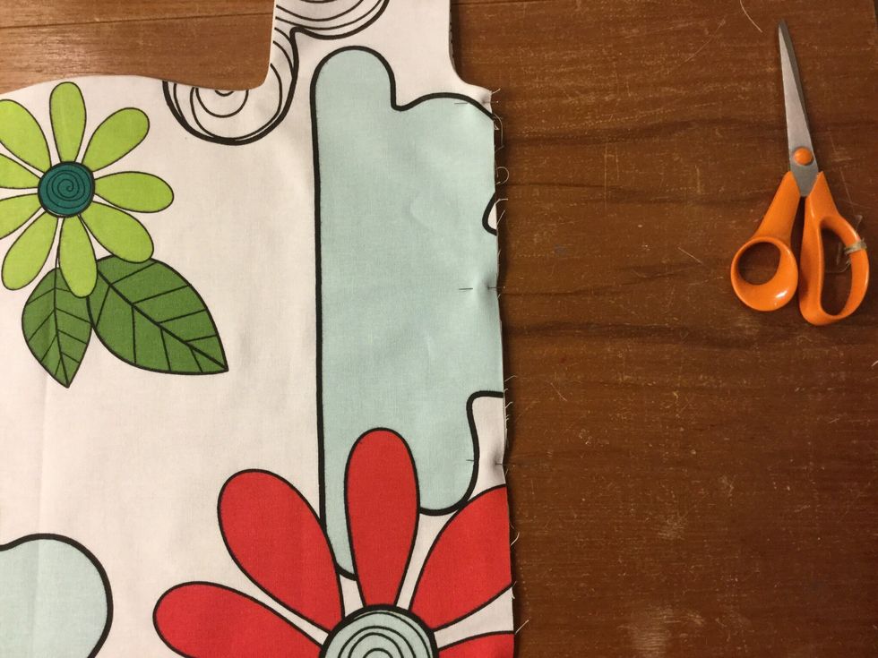 N\u00e5la ihop kassen avigsida mot avigsida. Sy ihop med raks\u00f6m. L\u00e5t pressarfoten g\u00e5 i kanten.