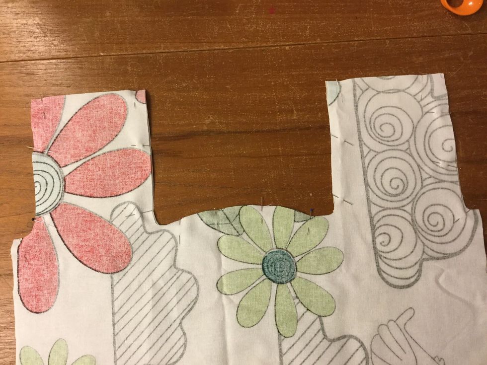 N\u00e5la ihop kassen yttertyg mot fodertyg, r\u00e4ta mot r\u00e4ta. N\u00e5la i alla sv\u00e4ngda delar.