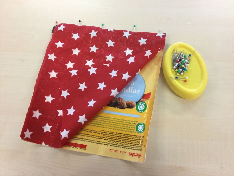 N\u00e5la ihop med blixtl\u00e5set mellan tyglagren. Kl\u00e4ppen ska vara v\u00e4nd mot chokladsidan. Be din l\u00e4rare om hj\u00e4lp!