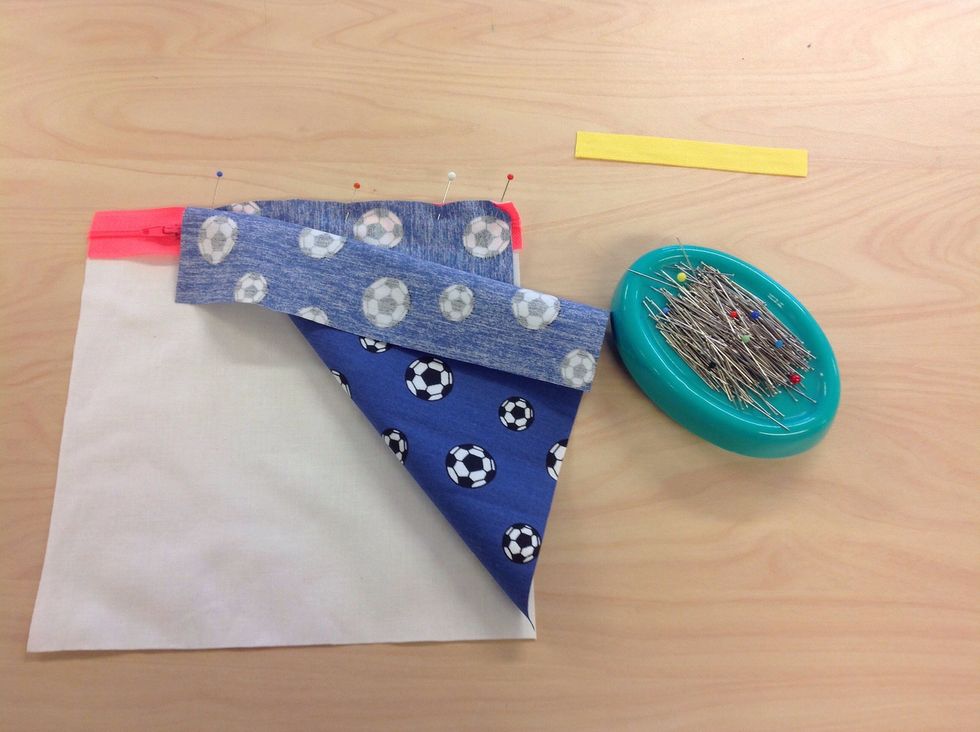 N\u00e5la ihop tygbitarna med blixtl\u00e5set mellan. V\u00e4nd blixtl\u00e5sets kl\u00e4pp mot yttertyget.