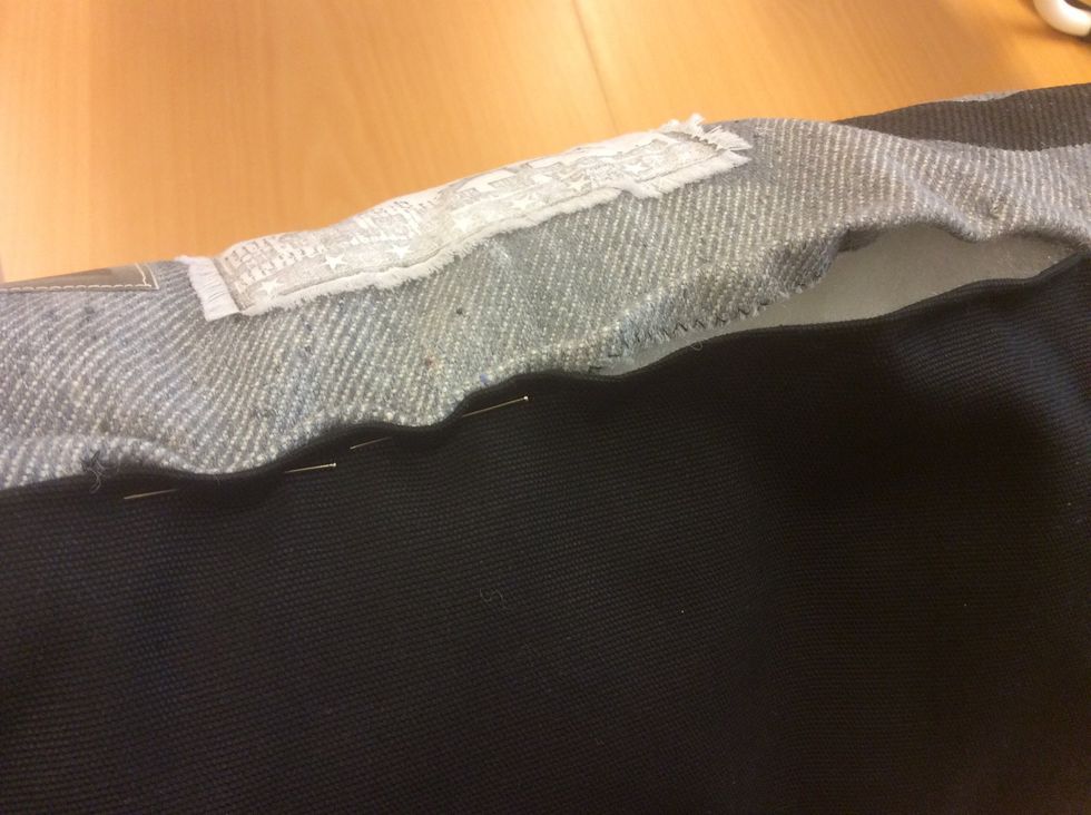 N\u00e5la ihop \u00f6ppningen med knappn\u00e5lar.