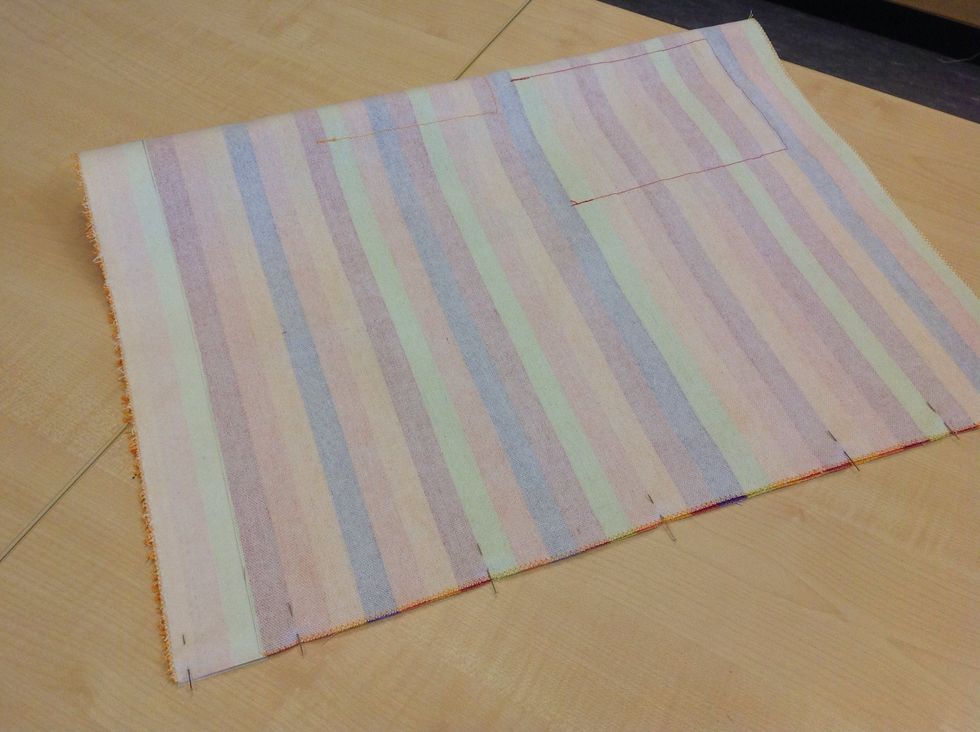 N\u00e5la ihop v\u00e4skdelens kortsidor, r\u00e4tsida mot r\u00e4tsida.