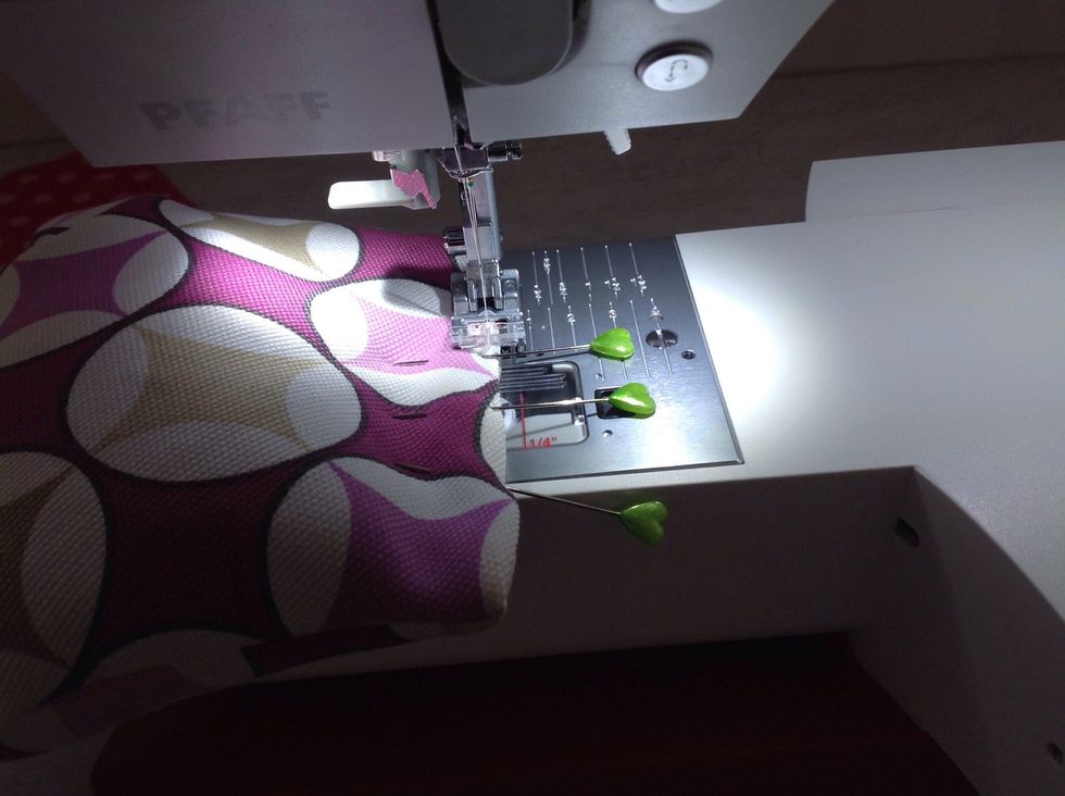 N\u00e5la noga igen h\u00e5let och sy med raks\u00f6m. Gl\u00f6m inte att f\u00e4sta i b\u00f6rjan och slutet och kolla s\u00e5 det s\u00e4kert inte blev n\u00e5got h\u00e5l.