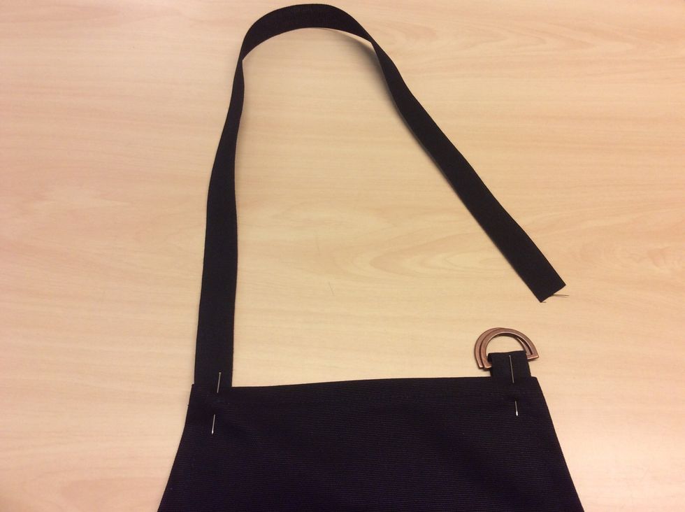 N\u00e5la och sy fast knytbanden, en p\u00e5 var sida.