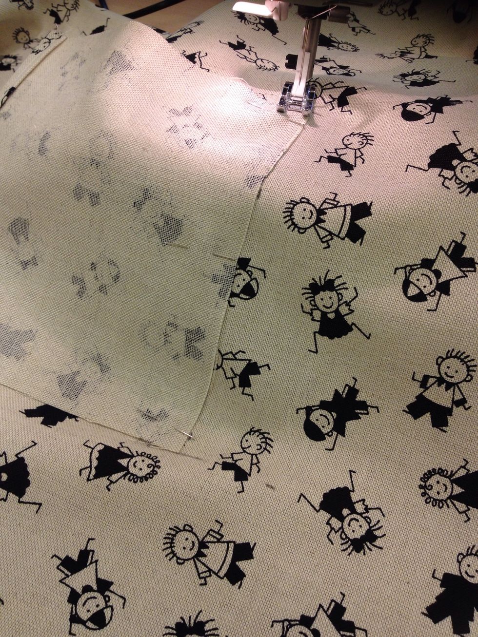 N\u00e5la och sy fast med raks\u00f6mn 1 cm s\u00f6mnsm\u00e5n.