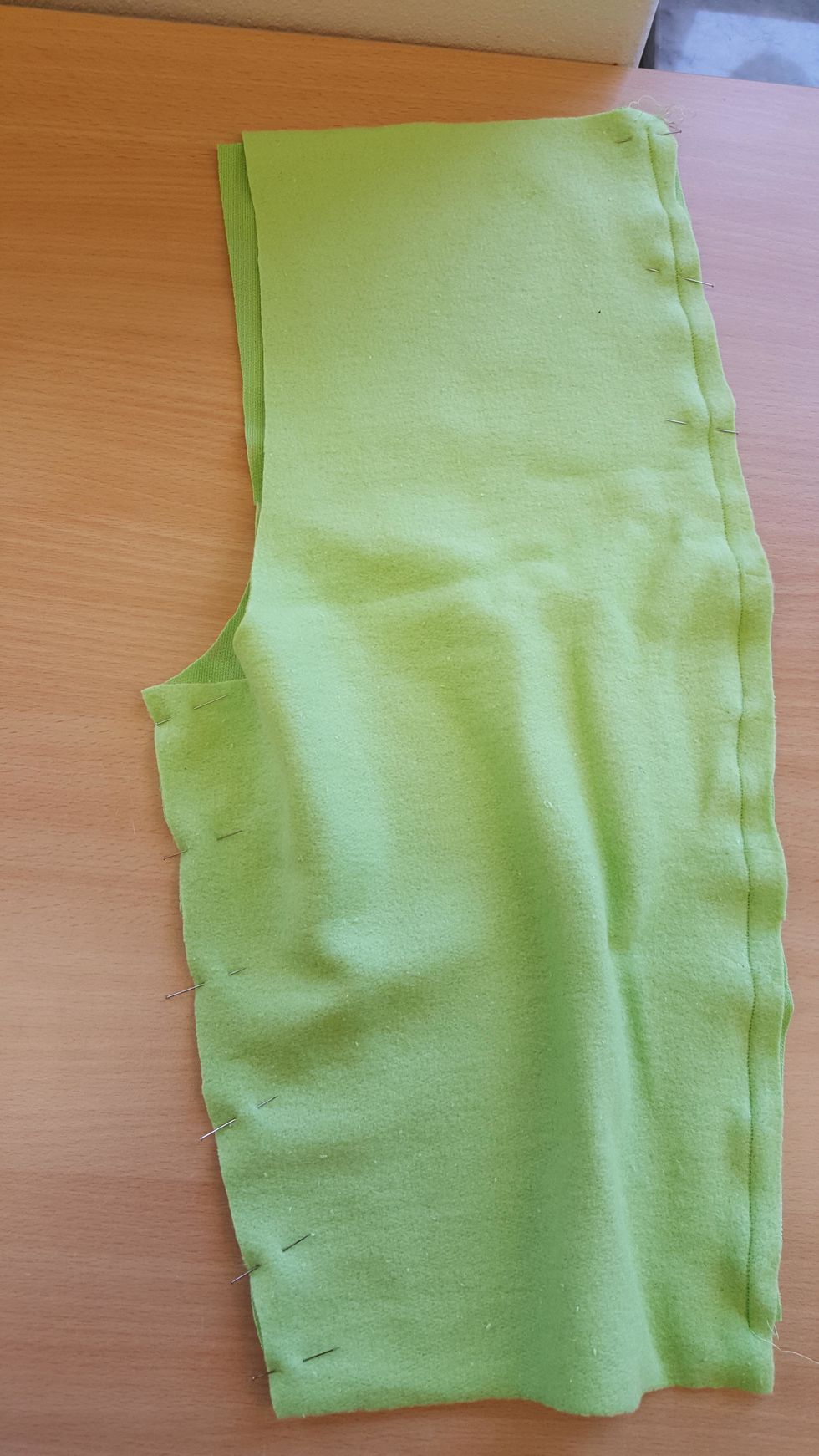 N\u00e5la sedan innerbens\u00f6mmarna och sy dem