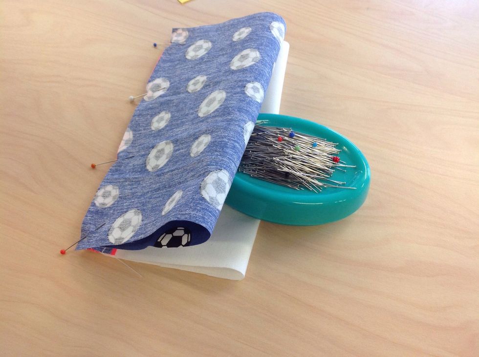 N\u00e5la sen ihop andra kanten p\u00e5 samma s\u00e4tt. Titta p\u00e5 bilden s\u00e5 du f\u00e5r det r\u00e4tt.