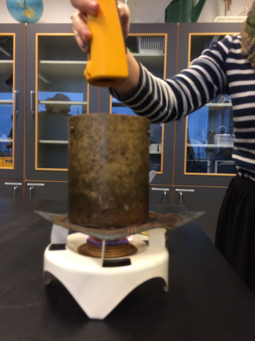 N\u00e5r ilden slukker af sig selv, betyder det, at alt ethanolen er forbr\u00e6ndt. Not\u00e9r temperaturen p\u00e5  vandet. Dette er sluttemperaturen. Vi fik det til 40,8 grader celsius