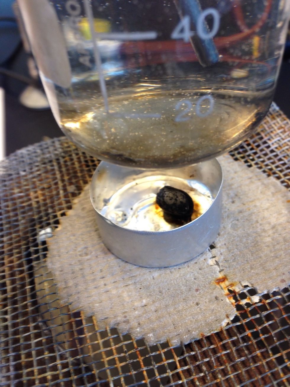 N\u00e5r peanuten er f\u00e6rdig med at br\u00e6nde, m\u00e5les sluttemperatur og sluttidspunktet