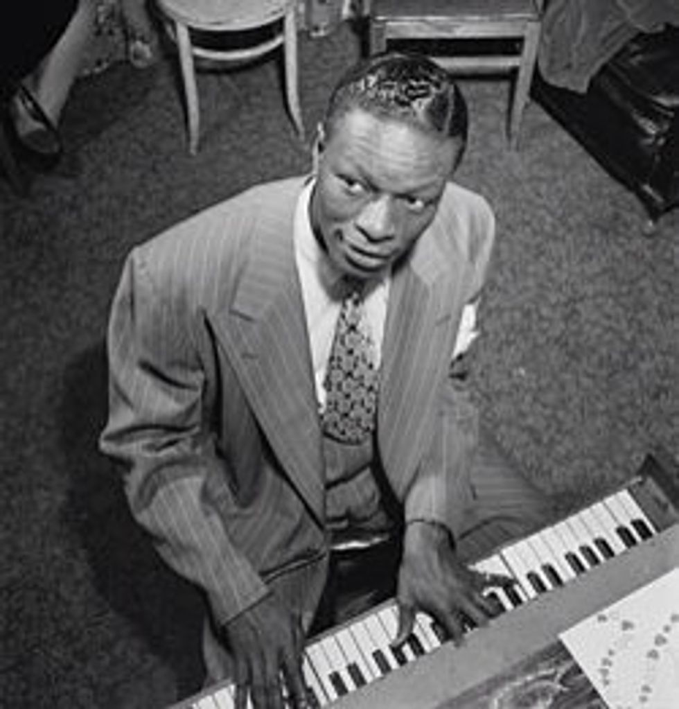 Nat King Cole: 1917-1965. Tocava el piano i tamb\u00e9 cantava jazz. Era tamb\u00e9 Nord-Americ\u00e0. En aquesta fotografia est\u00e0 a Nova York tocant el piano l'any 1947.
