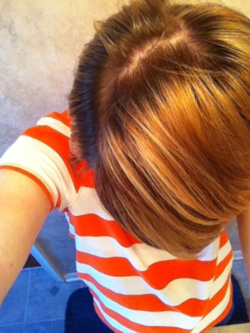 Natural oils come from the roots of your hair and as you can see the more oily the roots the darker they become. Mine are also darker because I haven't died my roots yet, oil makes it more noticeable.