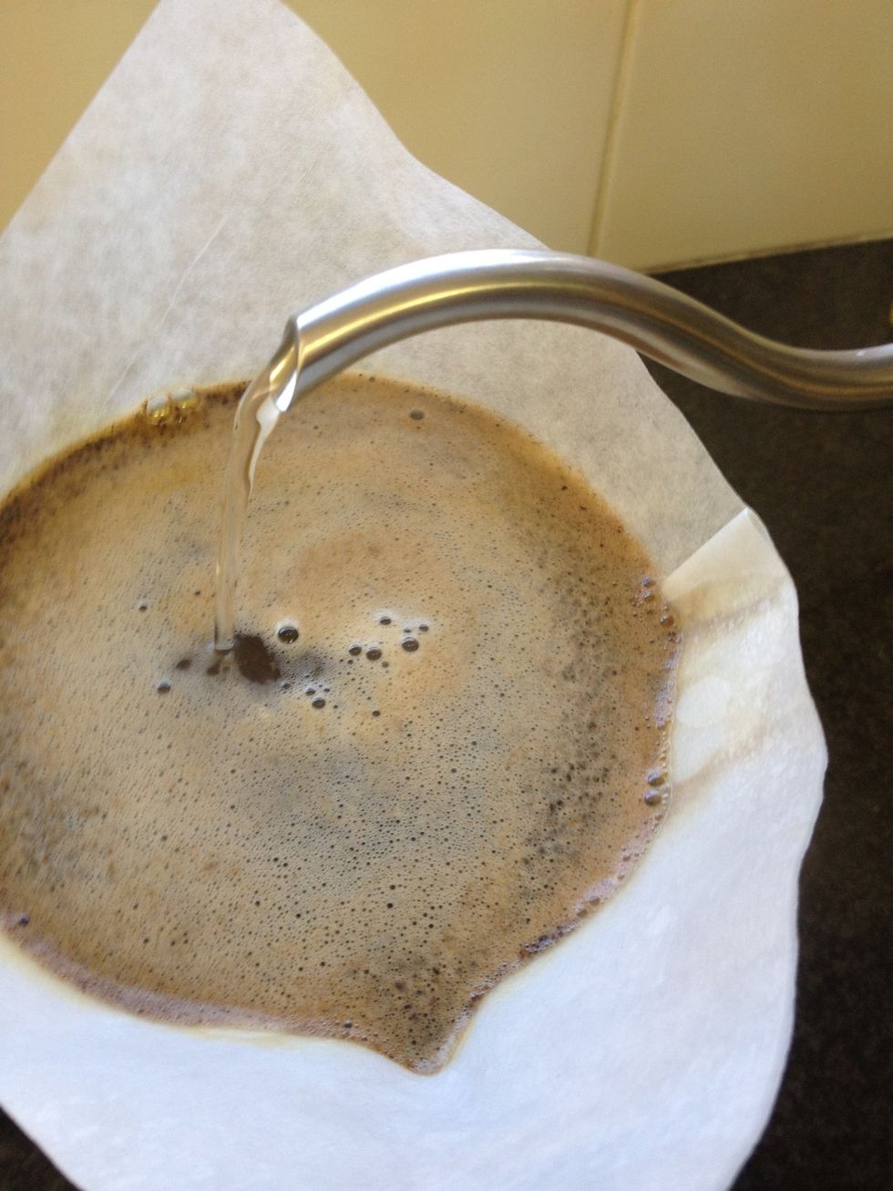 Near the end of the pour, pour slowly in the middle of the brew until you reach the final brew weight of 640g.