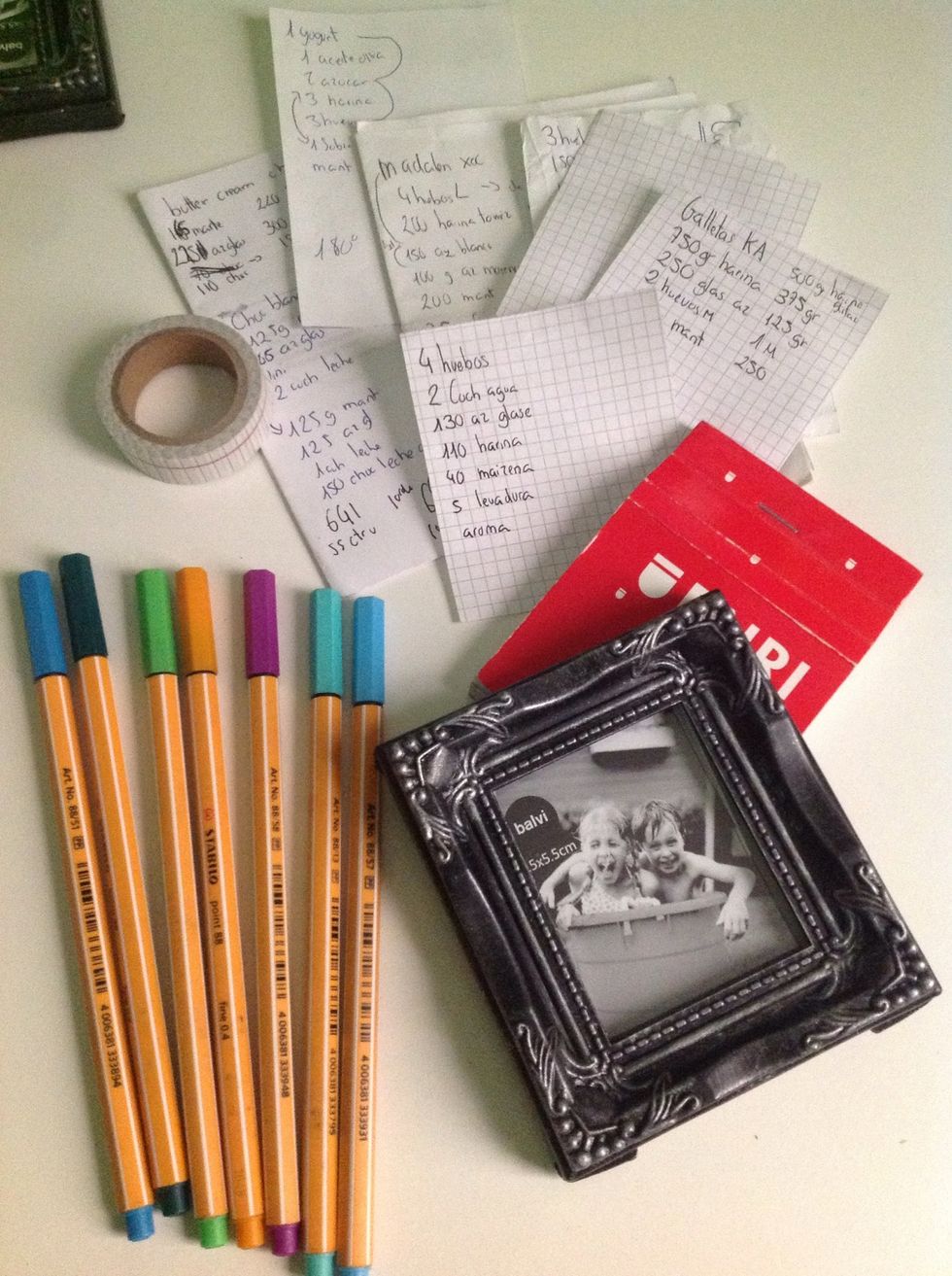 Necesitaremos, nuestras recetas en sucio, papel, bol\u00edgrafos de colores, washitape, pegamento.