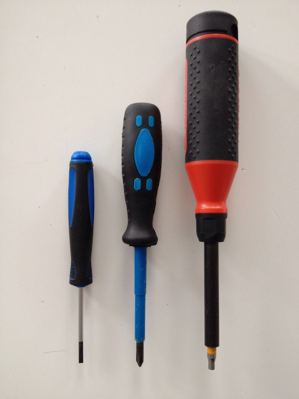 Necessary tools: Thin regular screw-driver / Phillips-head screw-driver / Allen key #5