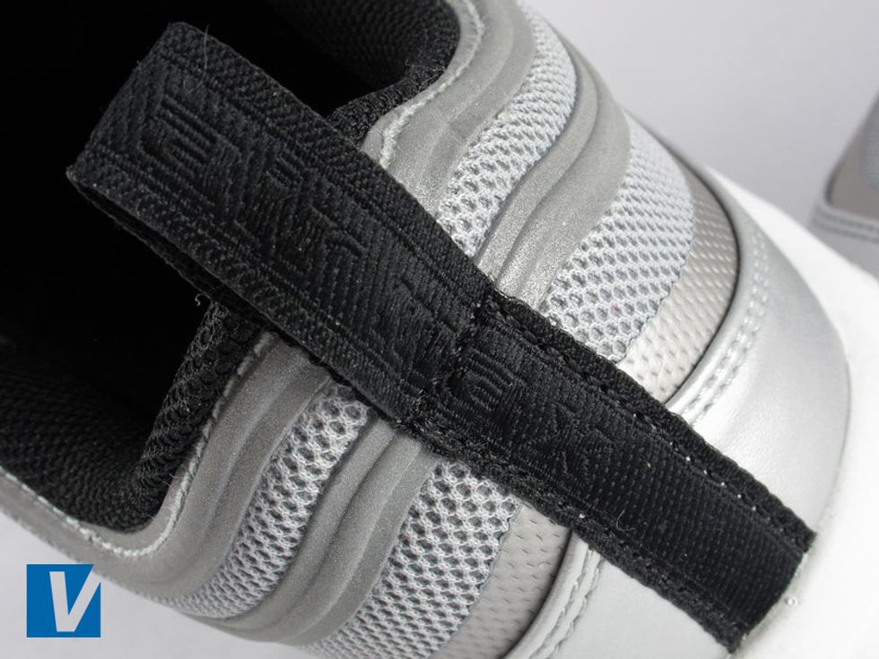 New Air Max 97's feature a heel tab which has the words "Air Max" embroidered into it. Make sure the embroidery and stitching is tight, evenly spaced and neat.