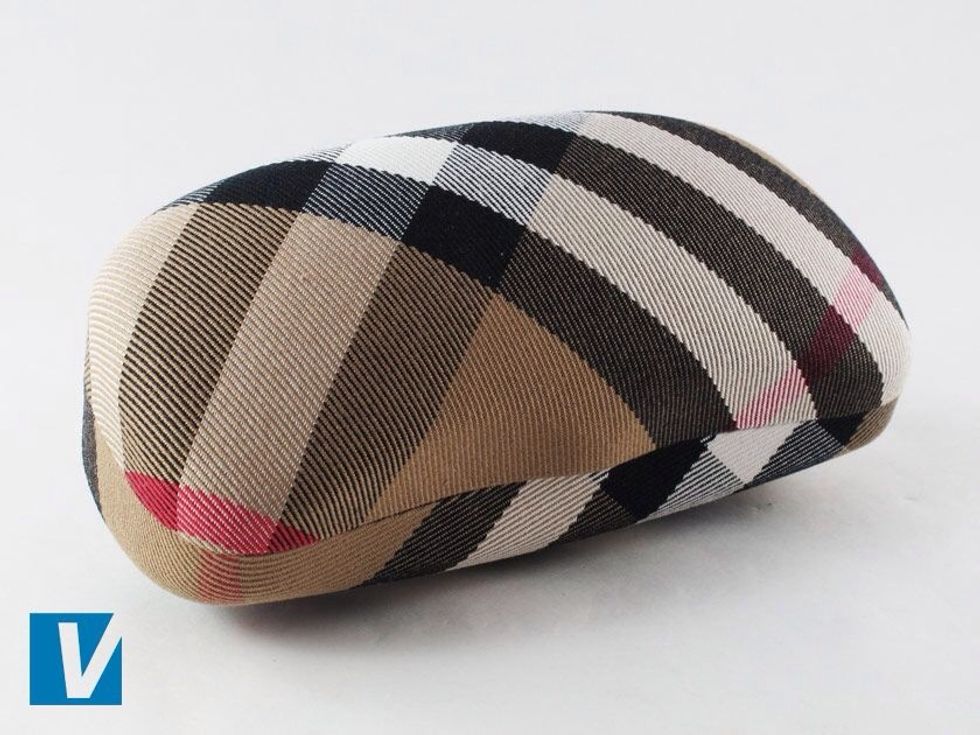 New Burberry sunglasses are accompanied by a traditional Burberry plaid carry case. Check the material weave consistency carefully and also the colours of the stripes.