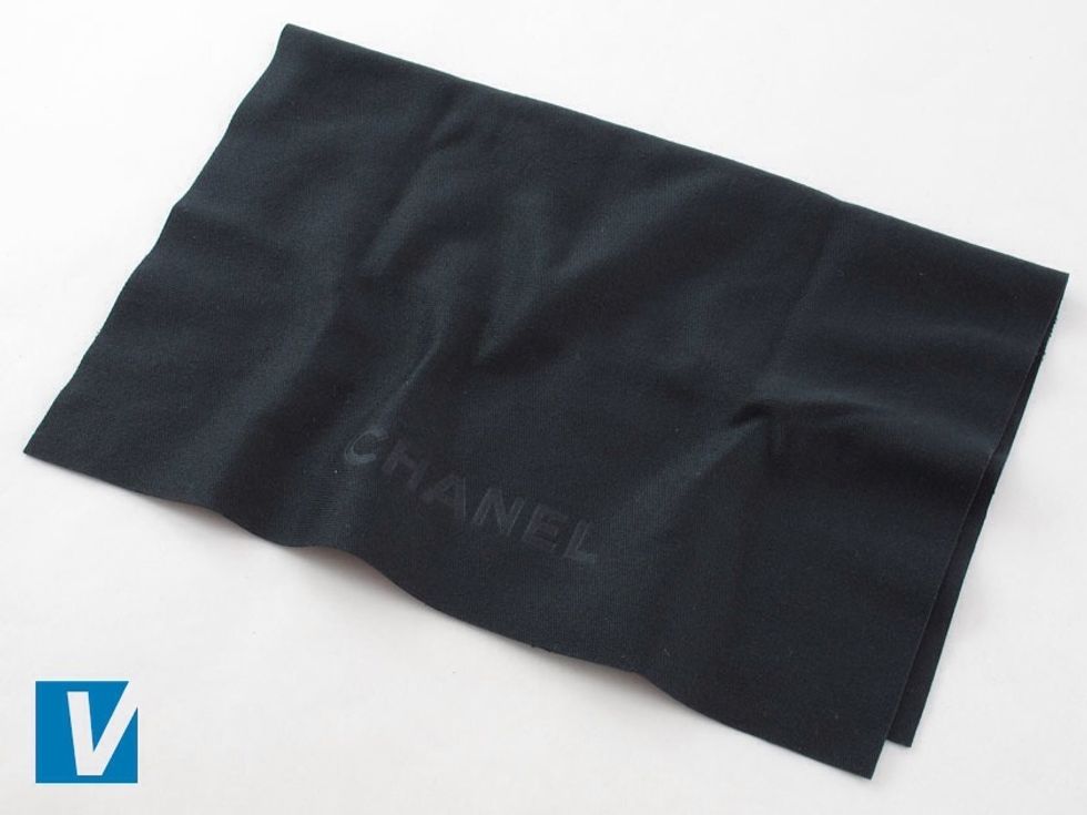 New Chanel sunglasses are accompanied by a dustcloth featuring the Chanel logo. Check the font, spacing and positioning of the logo carefully. Older cloths may differ in color and style.