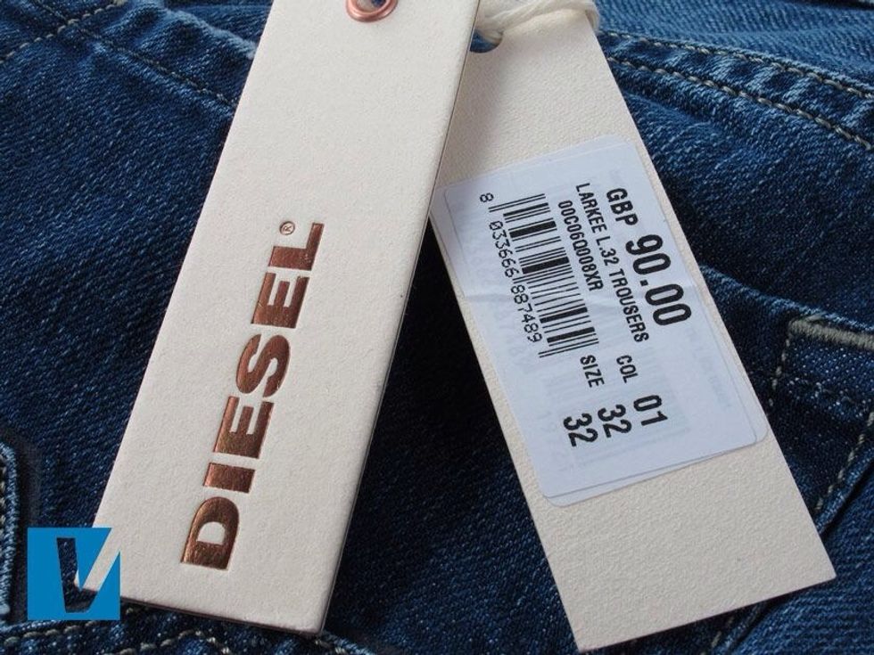 New Diesel jeans are accompanied by swing tags. Check that the registered trademark R is present and for any errors in the Diesel logo size, shape and font.