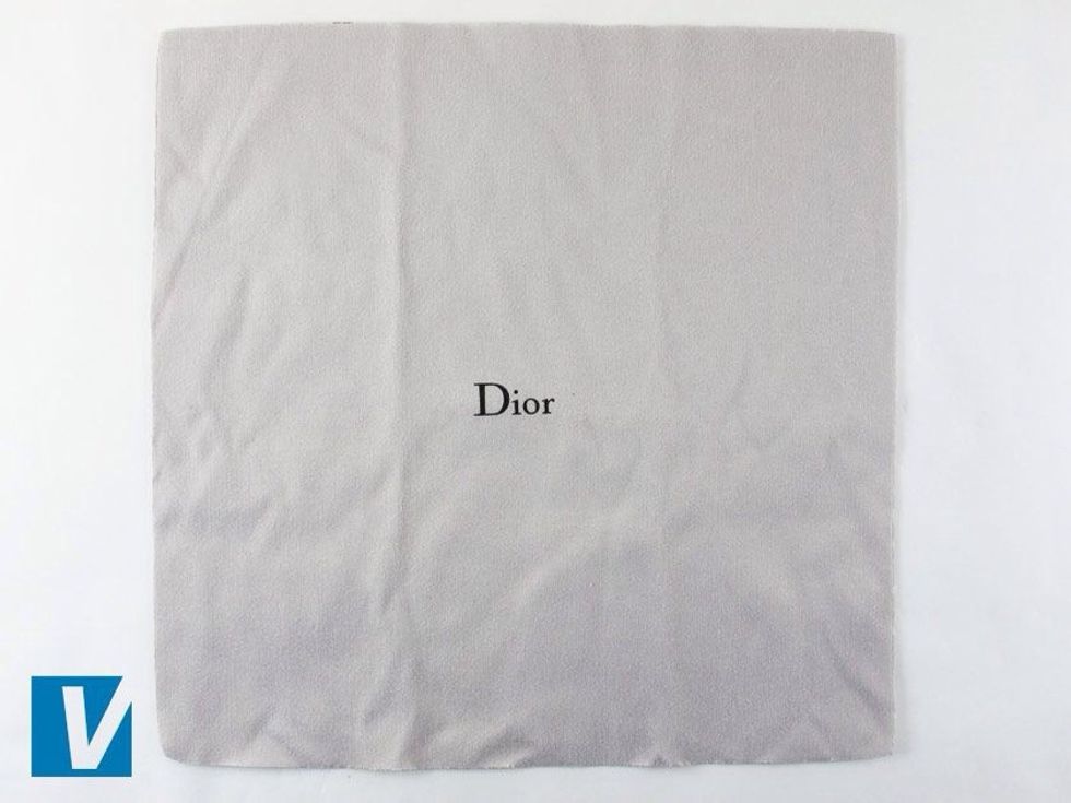 New Dior sunglasses are accompanied by a dust cloth featuring the Dior logo. Check the font, spacing and positioning of the logo carefully. Older cloths may differ in colour and style.