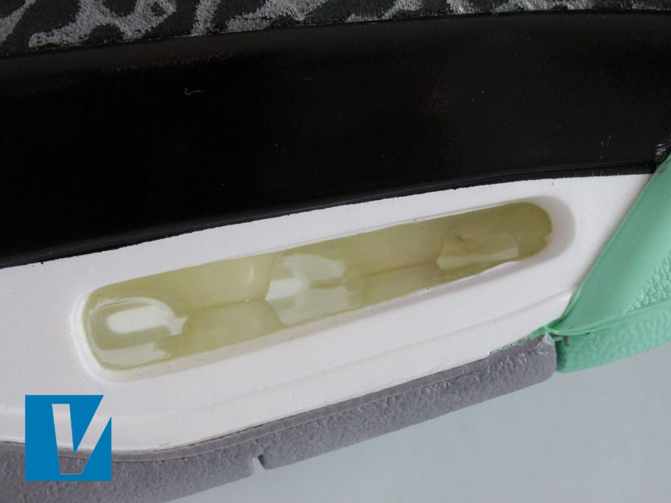 New Jordan Son of Mars shoes have Air-Sole technology. Make sure the photo provided shows the air cushion and that the air "bubble" is clear and of high quality.