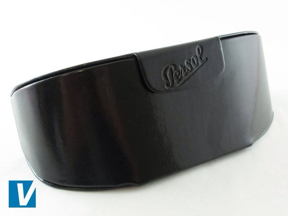 New Persol sunglasses are accompanied by a case that features the Persol logo. Check that the logo is consistent with the official ones used in every detail, and that the stitching is immaculate.