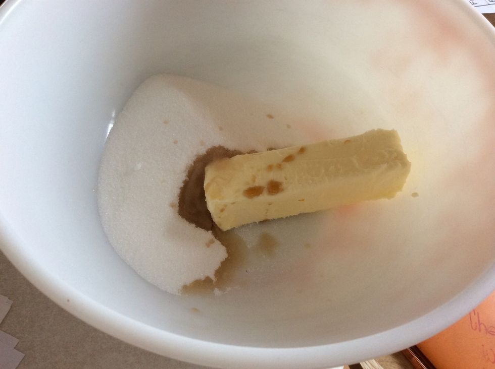 Next add 1 teaspoon of vanilla in the bowl.