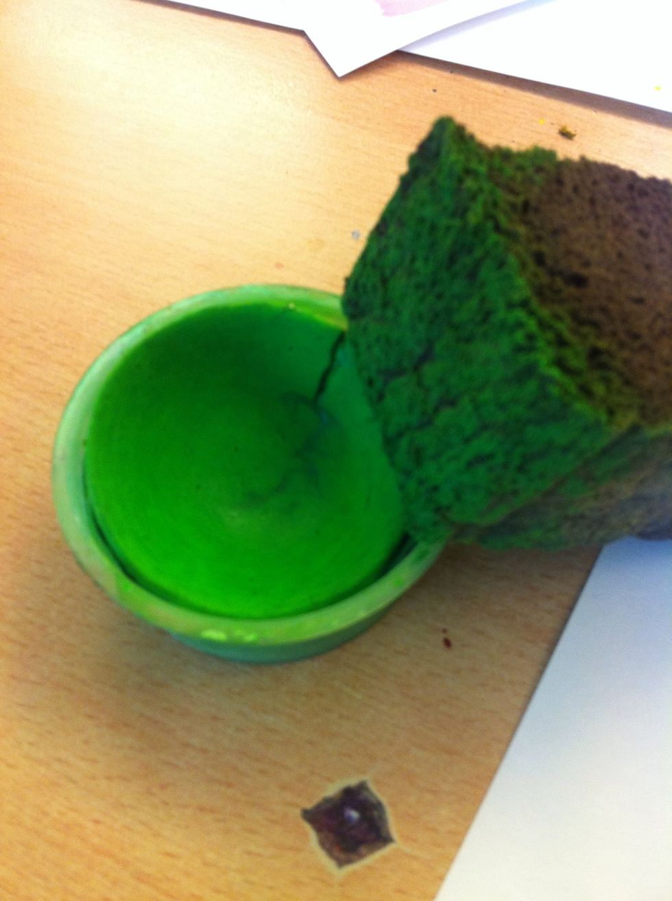 Next color, Green! Do the same thing, dab som Green at the ens of the yellow so it blends