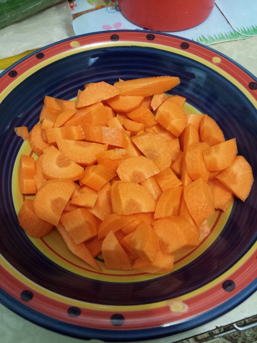 Next cut up the carrots. You cut the carrot though the middle then slice it up in 4-6cm semi-circles. Then put it in a bowl.