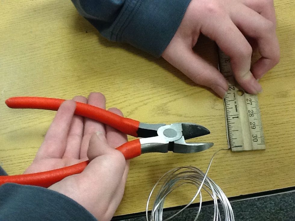 Next, fold the back of the wire where the ruler meets.