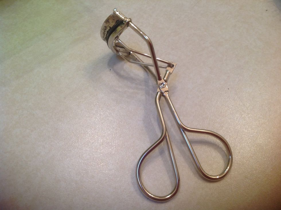 Next grab a eyelash crimper.