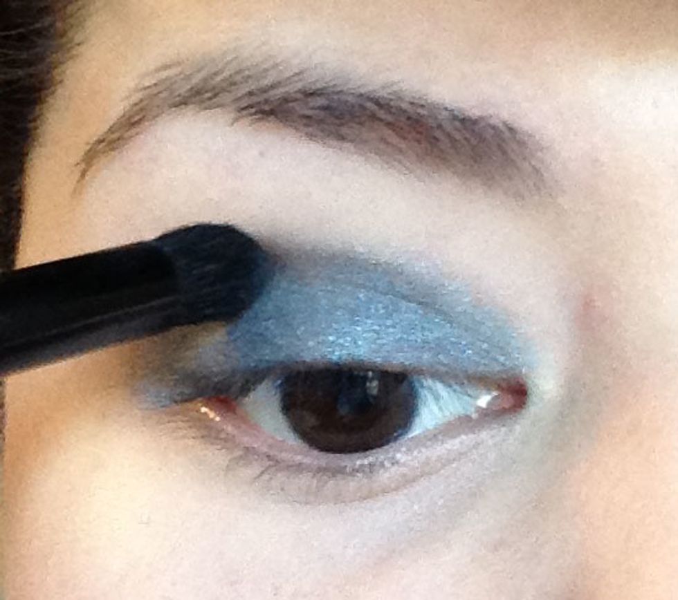 Next I am taking the shade Smoke (a matte dark grey) and blending it into my crease and into the aqua color on my lid.