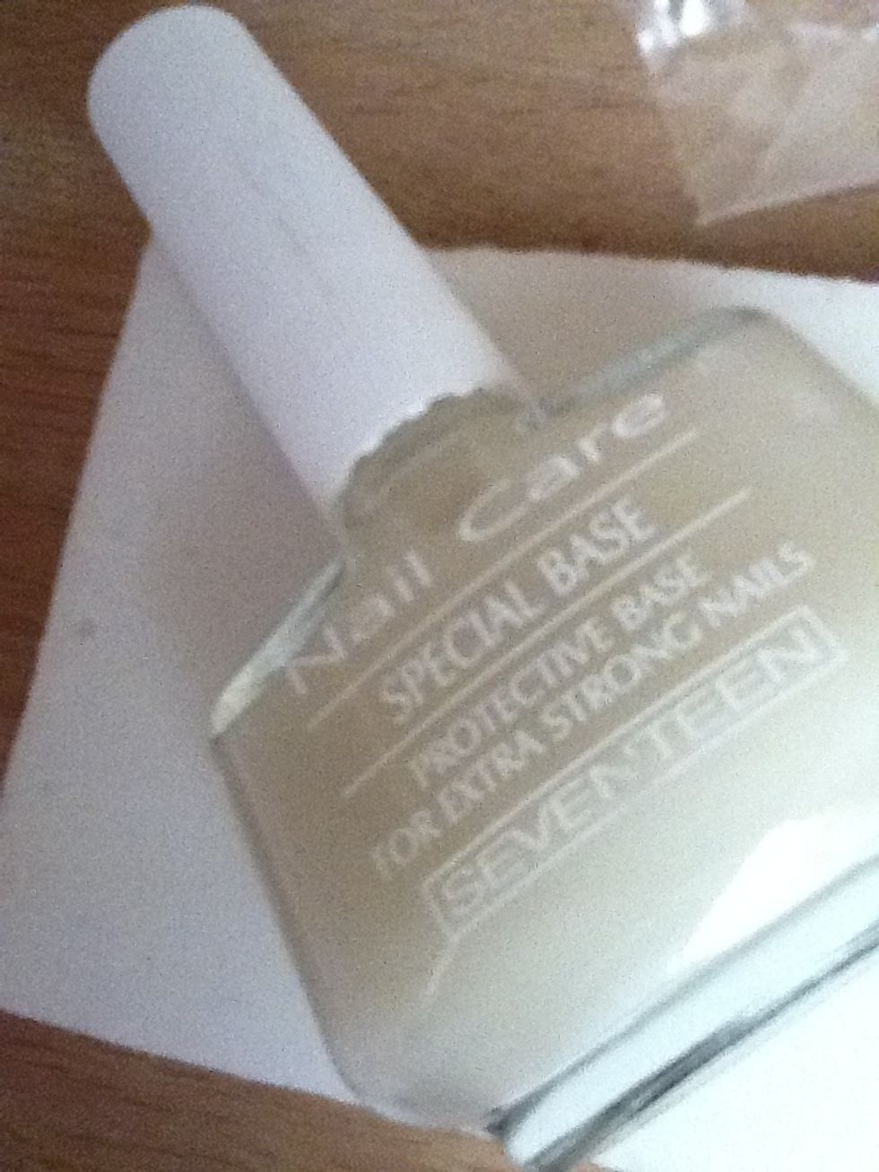 Next I used a Seventeen Nail Care Special Base protective base for extra strong nails \ue14c I also always use this base before appliying my polishes it makes the polosh stay longer and protects the nail \ue253
