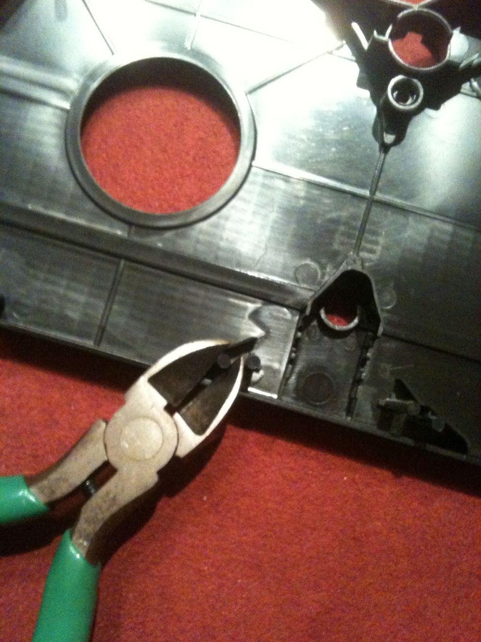 Next is cutting off all the little pieces of plastic. They won't be needed anymore. To get more room for my stuff, I put out as much as possible. Get rid of all the plastic ! :D