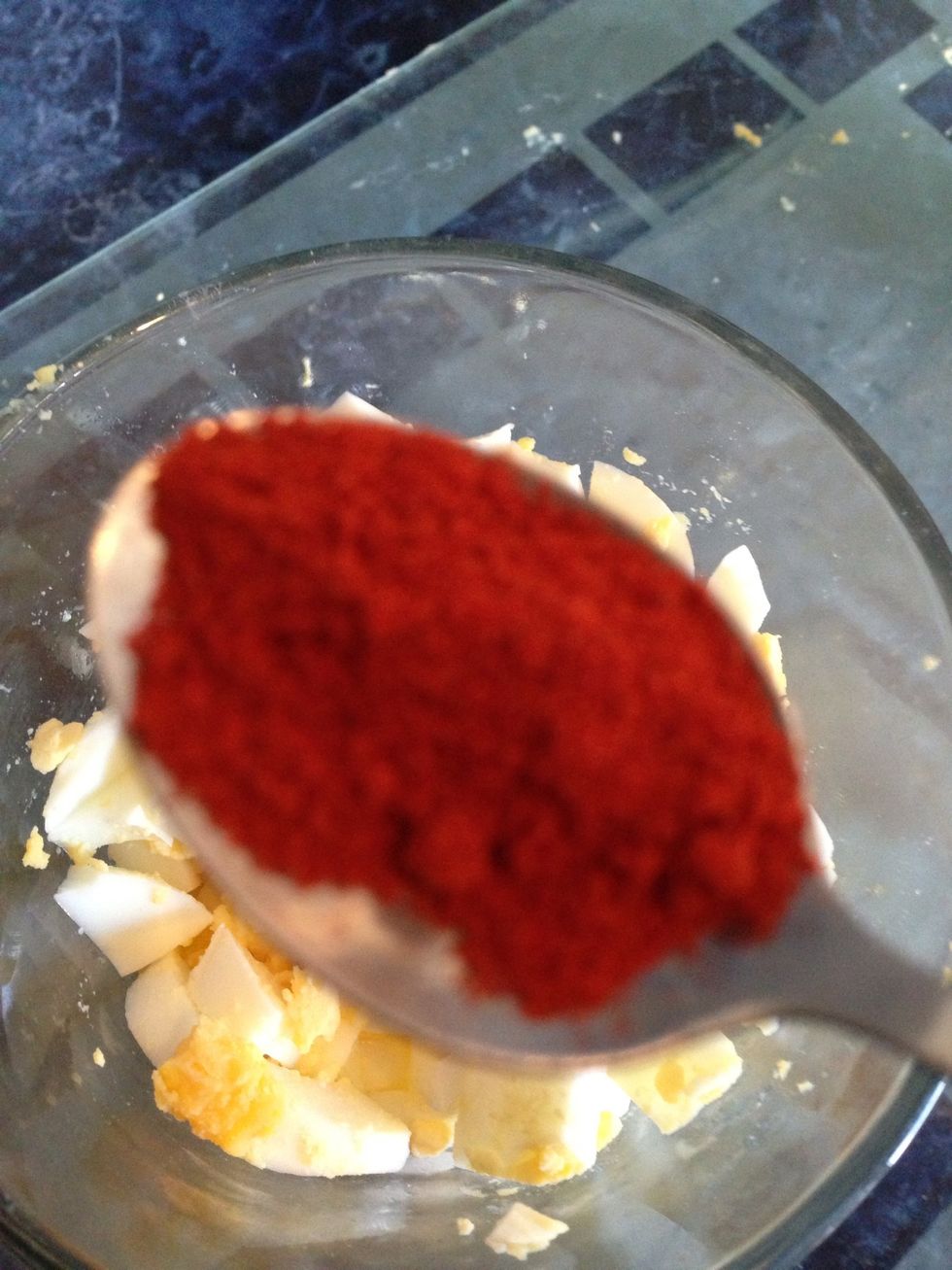 Next it's time to add the rest of the ingredients, first is 1 tsp of paprika