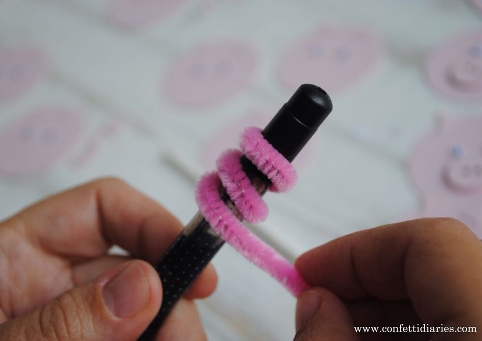 Next, make a design with the pipe cleaner. Wrap the top part of the pipe cleaner to a craft stick. Tip: Don't make the design to big it can not touch the sides and bottom of the cup.