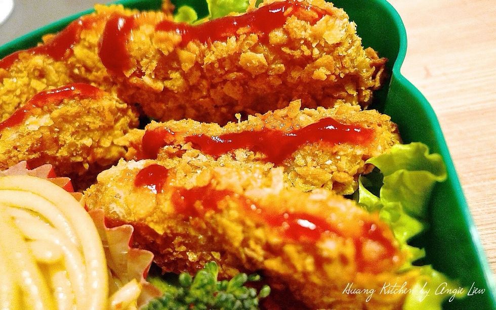 Next place the fish slices on the side. Sandwich the fish pieces with ketchup or any preferred dip. So there is no need for extra dipping cup. Just slice the fish in the middle and spread in ketchup.