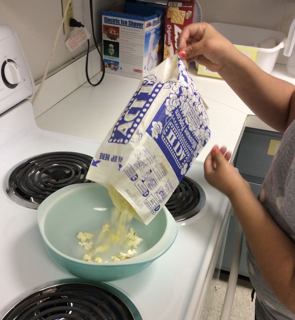 Next pour the popcorn in the bowl.
