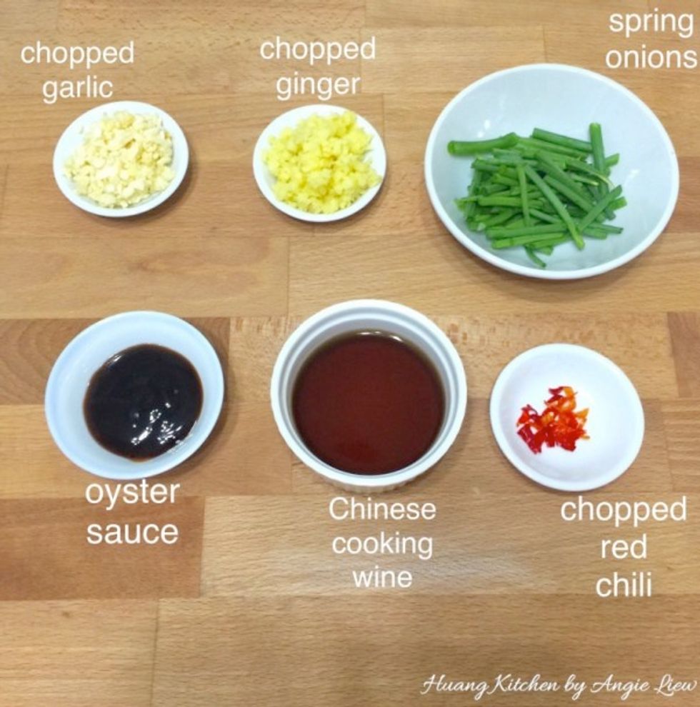 Next, prepare all the ingredients needed to stir-fry the clams.