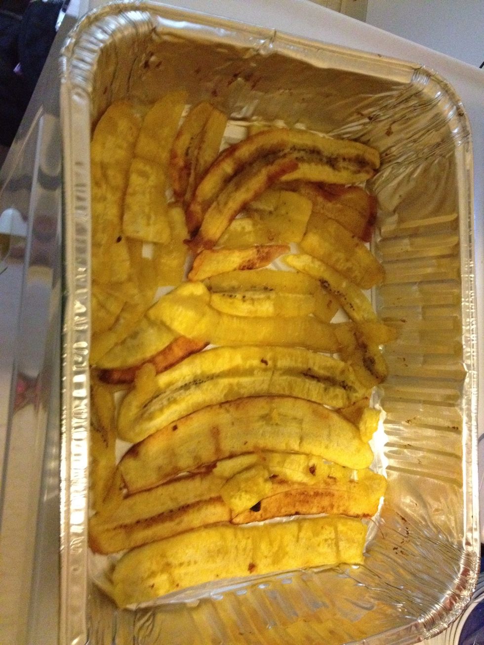 Next put a layer of plantains on the bottom of the pan
