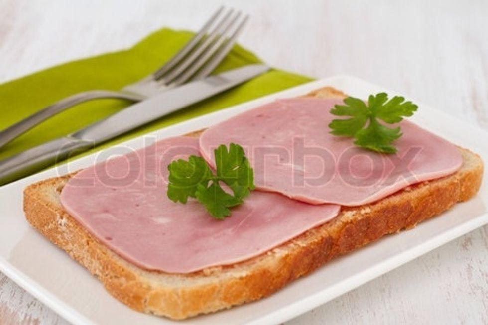 Next put a piece of ham on one piece of bread. (www.colourbox.com)