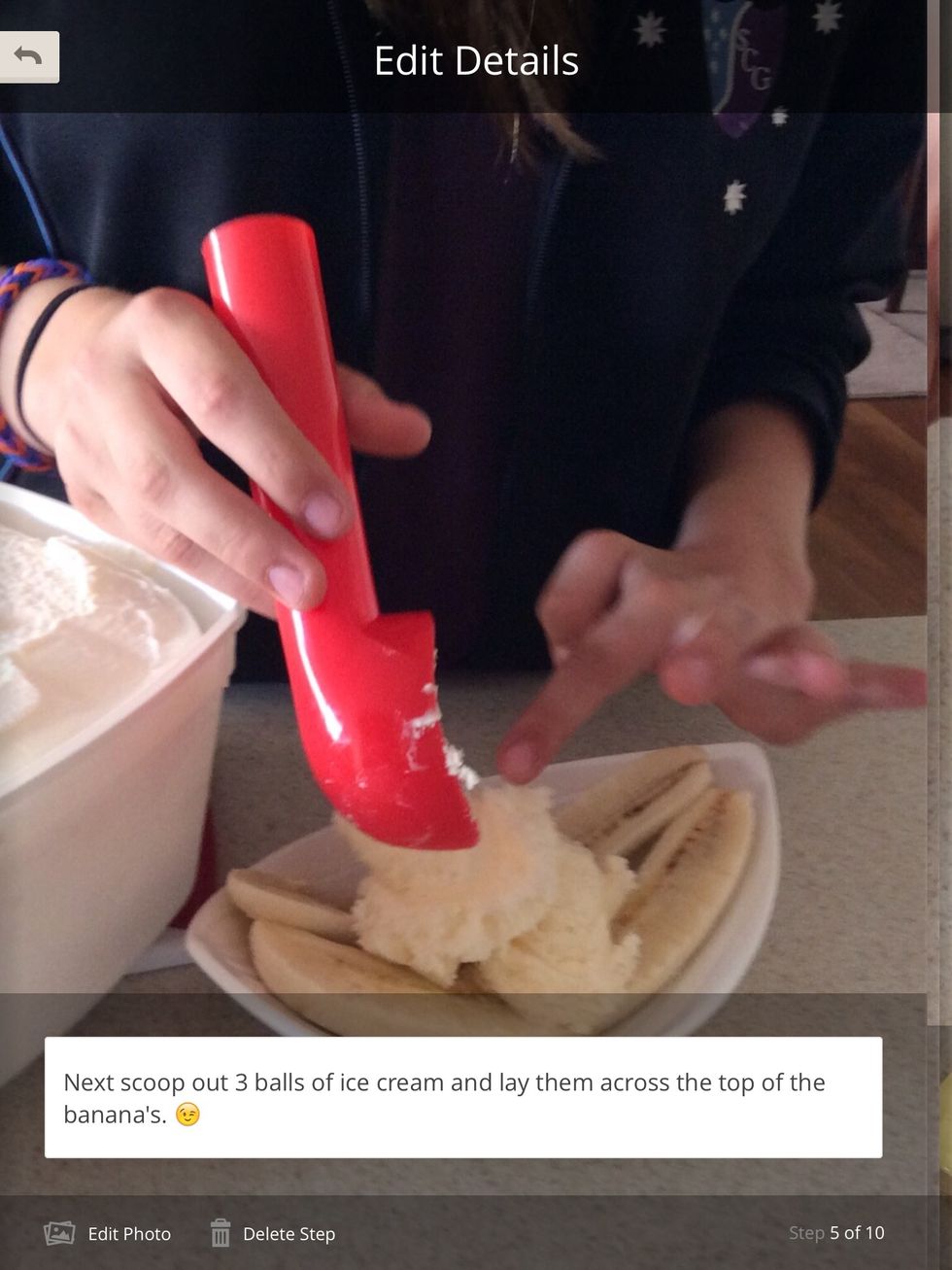 Next scoop out 3 balls of ice cream and lay them across the top of the banana's. \ud83d\ude09
