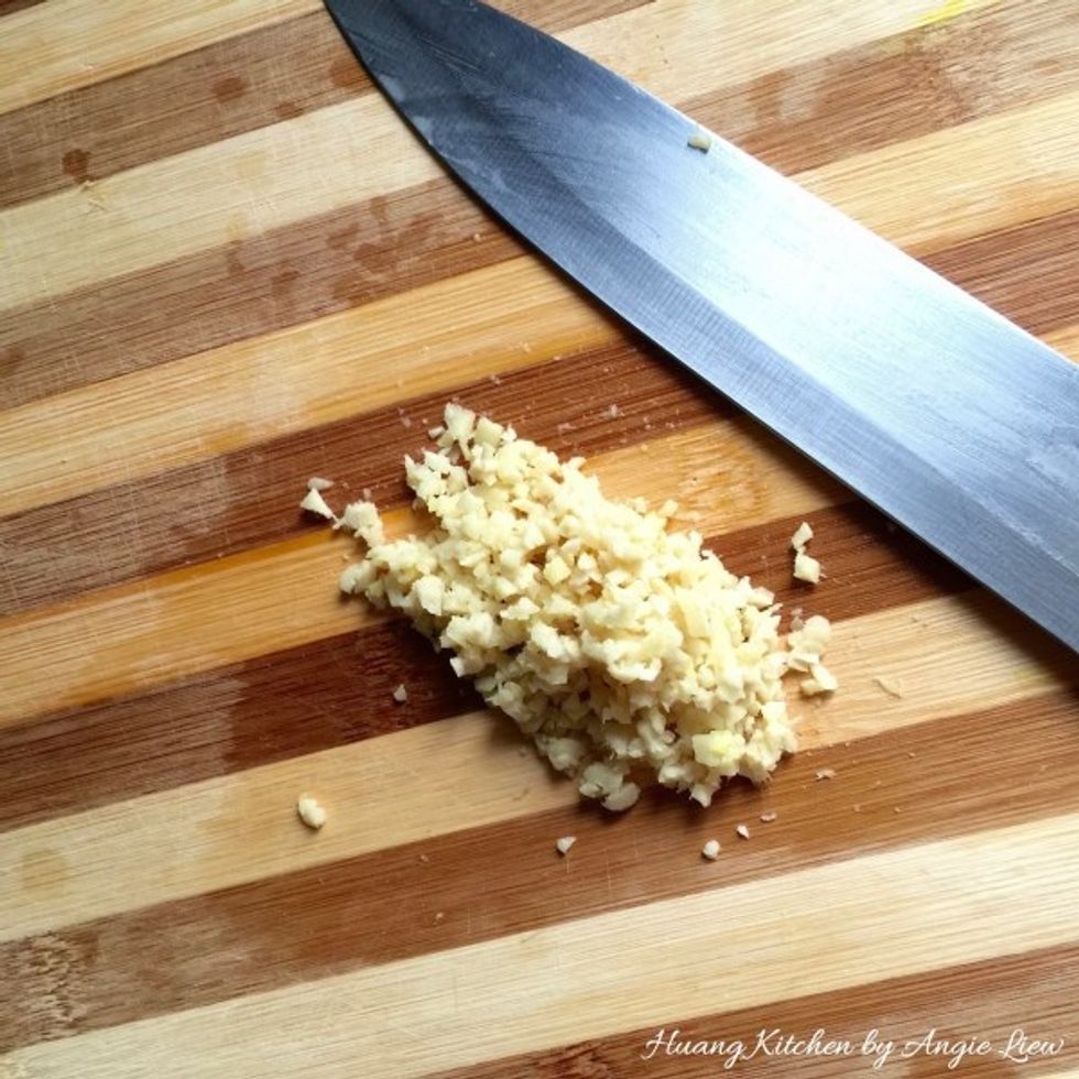 Next skin and mince ginger. We're ready to fry the sauce.