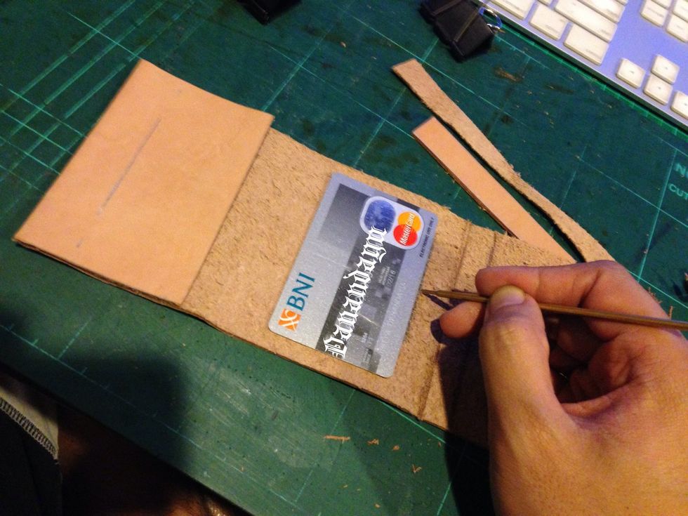 Next step is put a credit card and then draw a guideline again inside the folding
