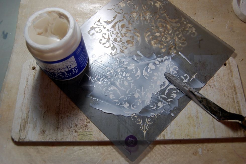 Next step is to add some stencilling to the centre area of the plaque. I used a Dreamweaver Crackle texture paste and Prima mask