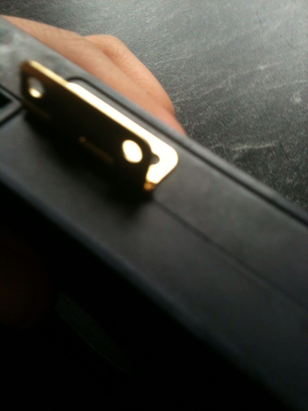 Next step: take your super glue. Spread it on one side of your hinge and fasten on the underside of your cassette. When dry, do the same with the other part of the hinge. Do this with both hinges.