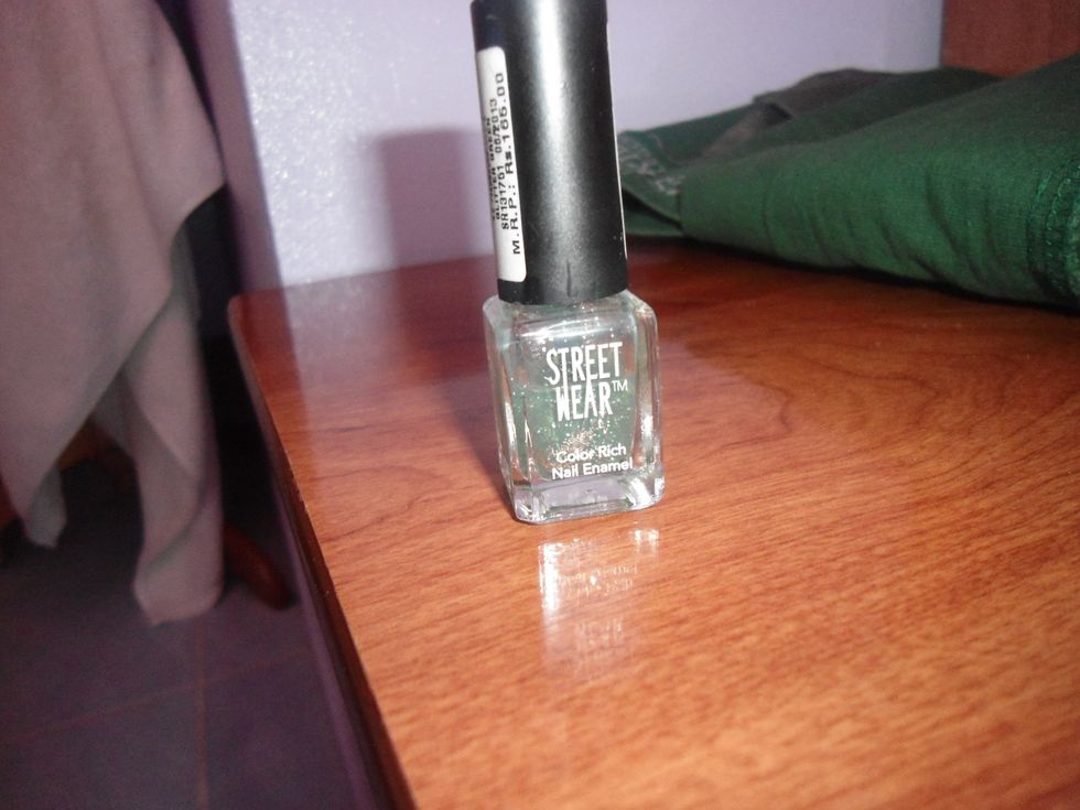 next take a polish with glitter... i used green glitter.. :)