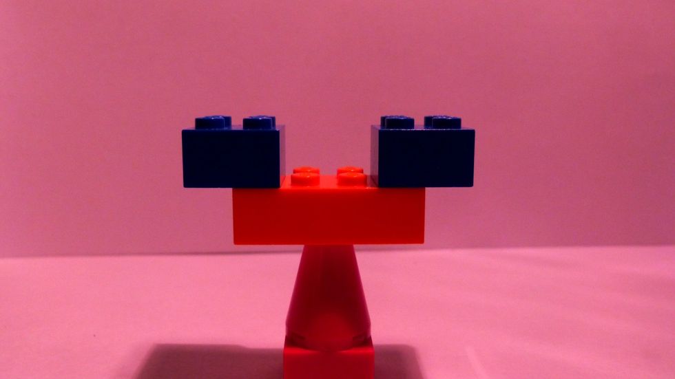 Next take two 2x2s and place them on the far sides of a 2x4.