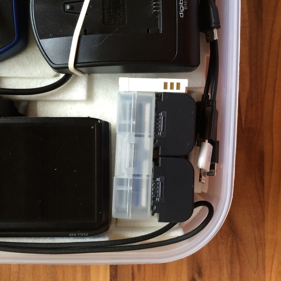 Next to the photo camera, there is a box for 8 SD/MicroSD-Cards, 2 video camera batteries and one photo camera battery. You'll also notice that on the side, there was room for spare charging cables.