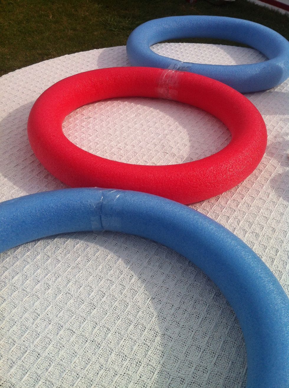 Next we are going to connect all the circles. Only three at a time first....